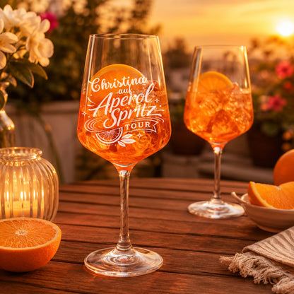 Personalisiertes Aperol Spritz Tour Glas mit Name Christina und zweitem Glas im Hintergrund
