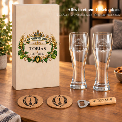 Vollständiges personalisiertes Bier-Geschenkset mit zwei Weizengläsern, Untersetzern und Holzbox für Tobias