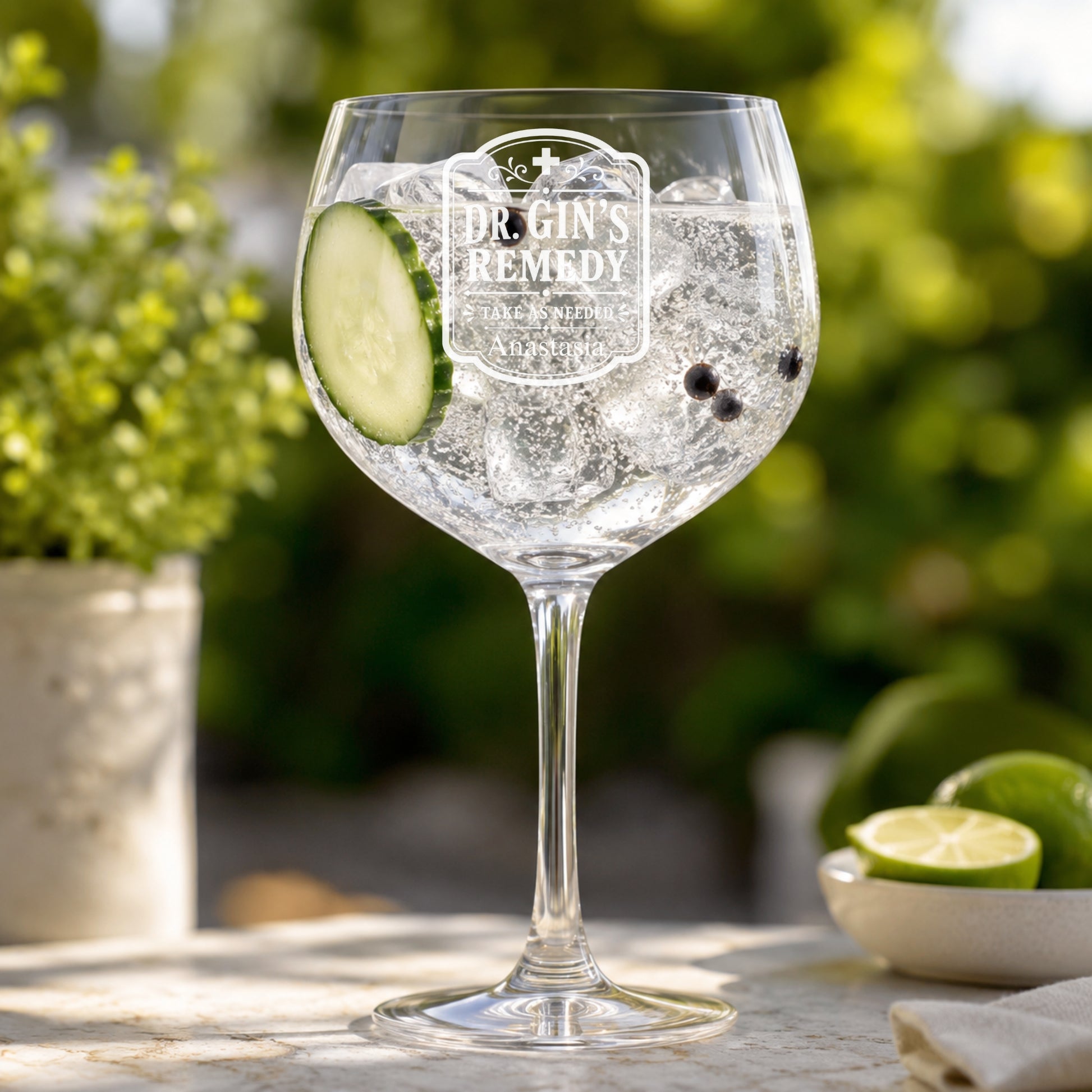 Gin Glas Dr. Gin's Remedy mit Wunschname graviert – Outdoor Lifestyle Geschenk