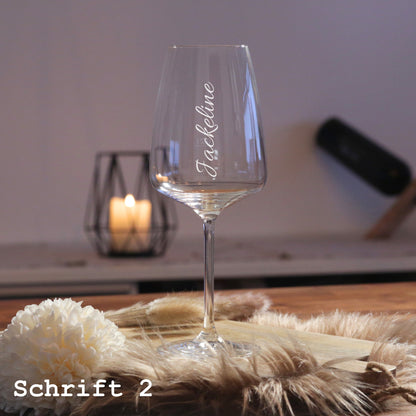 Beispielglas mit Gravur „Jackeline“ in Schriftart 2 – personalisiertes Weinglas mit vertikaler Namensgravur