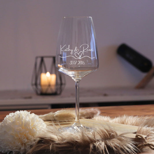 Personalisiertes Weinglas mit zwei Namen und Datum im Wohnambiente