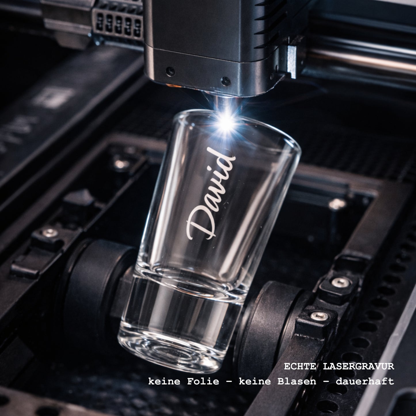 Schnapsglas während der Lasergravur in der Produktion – echte Gravur ohne Folie oder Blasen, dauerhaft und spülmaschinenfest.