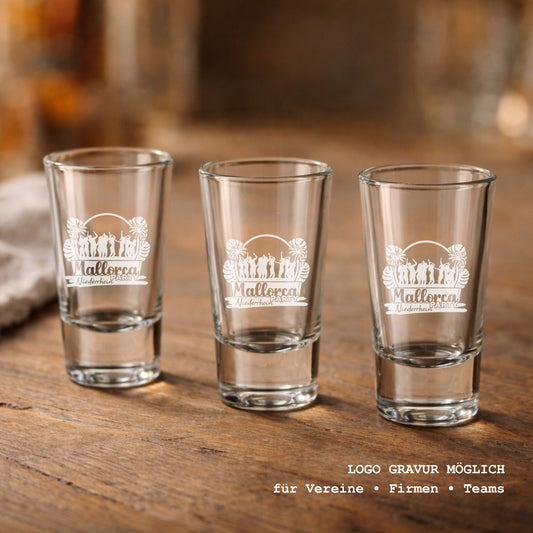 Schnapsgläser mit Mallorca Party Logo Gravur, personalisiert für Event, Verein oder Firmenfeier – echte Lasergravur auf 2cl Shotgläsern.