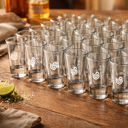 Mehrere personalisierte Shotgläser mit Firmenlogo Gravur, ideal für Großbestellung, Vereinsbedarf oder Firmenevent – hochwertige Lasergravur.