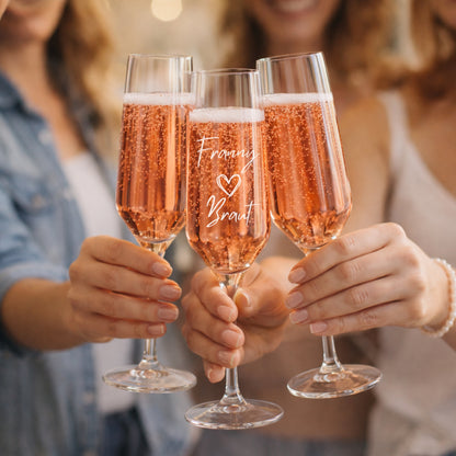 Frauen stoßen mit personalisierten Sektgläsern beim Junggesellinnenabschied an – Gravur mit Namen