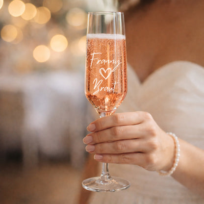 Personalisierte Sektgläser zur Hochzeit mit Gravur ‚Braut‘ in der Hand gehalten, elegantes Design