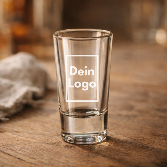 Personalisiertes Schnapsglas 2cl mit Logo Gravur – Beispiel mit Platzhalter „Dein Logo“, hochwertig lasergraviert für Vereine, Firmen und Teams.
