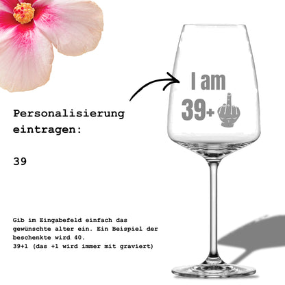 Anleitung zur Personalisierung eines Weinglases mit Gravur „I am 39+“