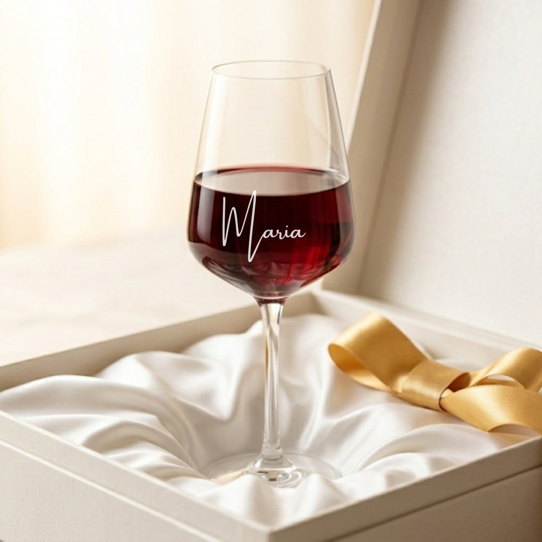 Weinglas mit Gravur Maria in weißer Geschenkbox mit goldenem Satinband – edles Geschenk