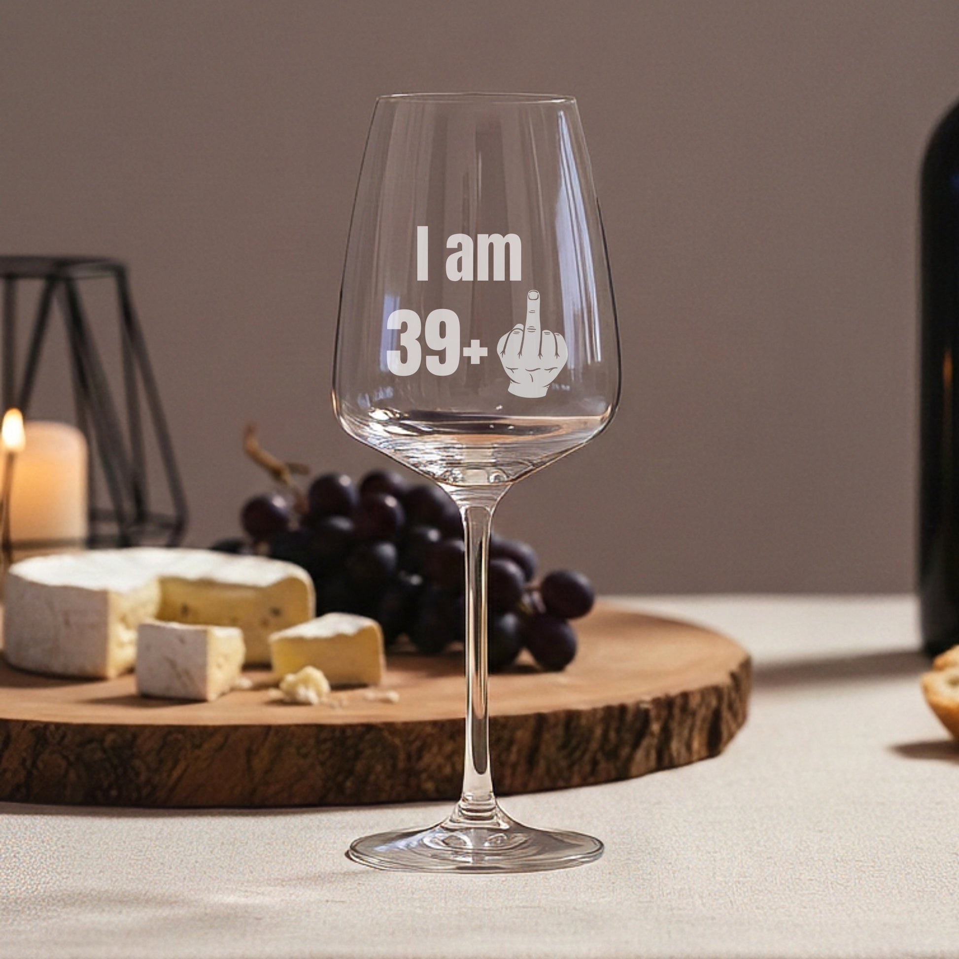 Personalisiertes Weinglas mit Gravur „I am 39+“ als lustiges Geburtstagsgeschenk