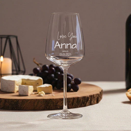 Personalisiertes Weinglas mit Gravur „Love You Anna since 05.05.2025“ als romantisches Geschenk im stilvollen Ambiente