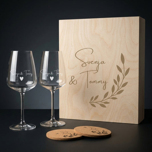 Personalisiertes Weinglas Set mit gravierter Holzbox, zwei Weingläsern und Untersetzern als hochwertiges Hochzeitsgeschenk.
