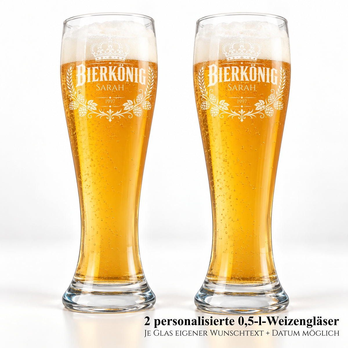 Zwei 0,5-Liter-Weizengläser mit Bierkönig-Motiv, Name Sarah und Jahresgravur