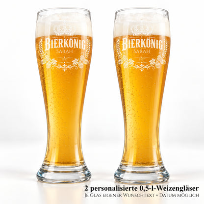 Zwei 0,5-Liter-Weizengläser mit Bierkönig-Motiv, Name Sarah und Jahresgravur